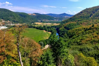 Výhľad z najvyššieho dostupného miesta na hrade Šášov