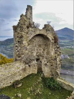 Nádvorie Považského hradu