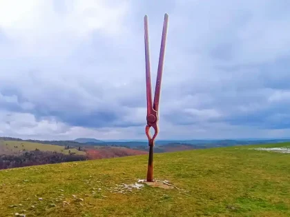 kliešte s výhľadom na vrch Železník