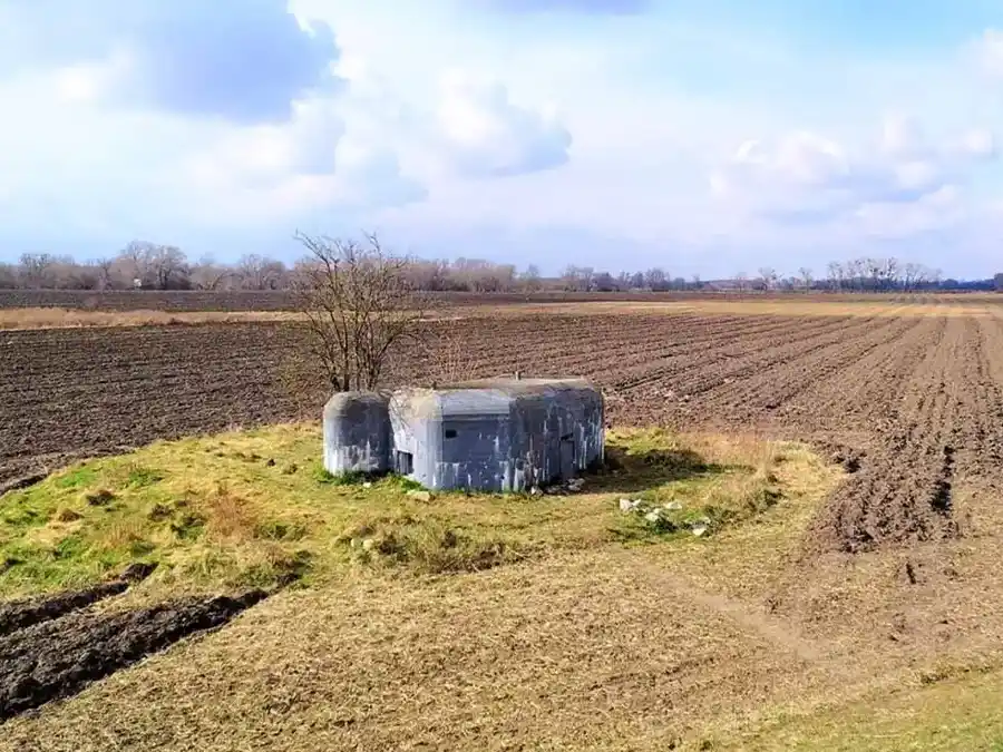 Bunker obkolesený poľami