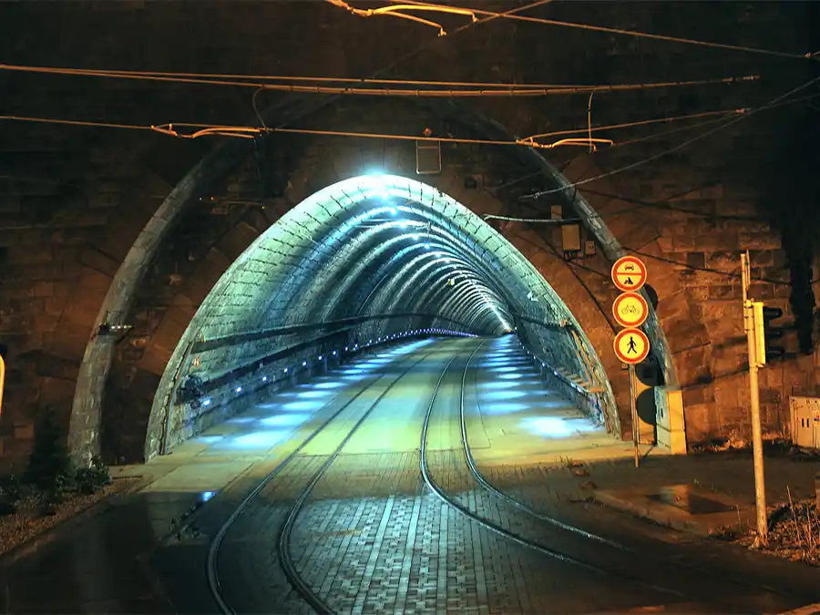 tunel pod hradom