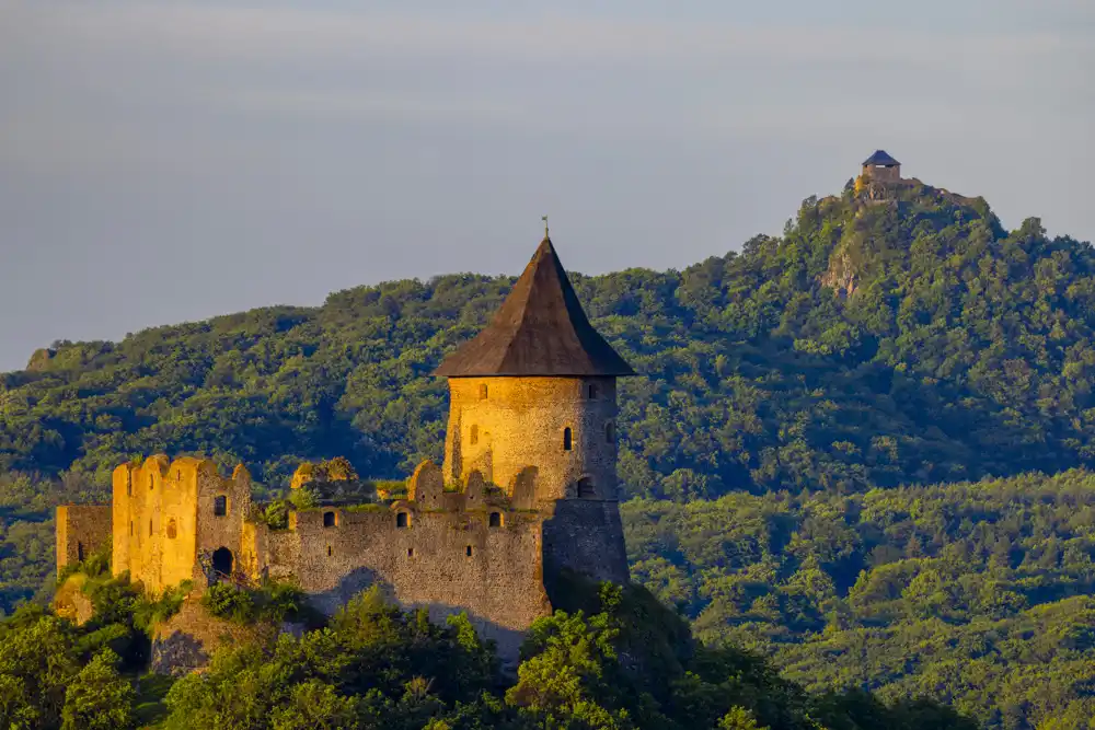 hrad Šomoška v pozadá hrad Salgó